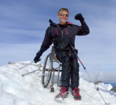 Aron Andersson tar rullstolen med sig till toppen