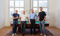 Biljardbordet fick en given plats på nya kontoret